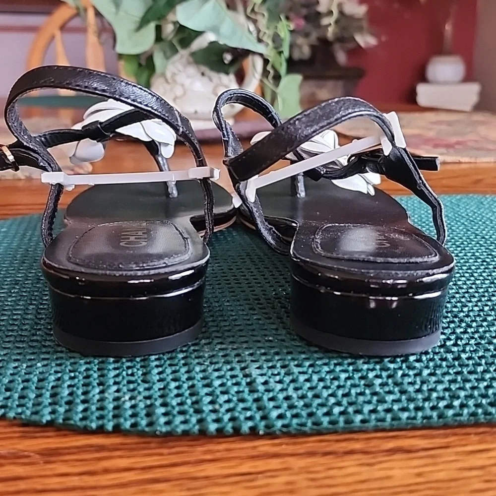 Beautiful black and white Sandals  with Camilla flower design - Picture 6 of 13